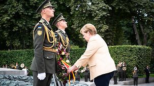 À Kiev, la chancelière fédérale Angela Merkel dépose une gerbe au Mémorial de la Gloire éternelle.