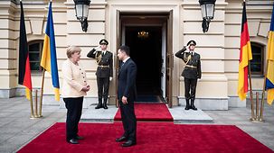La chancelière fédérale Angela Merkel s’entretient avec Volodymyr Zelensky, le président ukrainien.