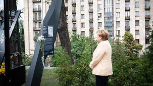 La chancelière fédérale Angela Merkel visite le monument à l’effigie de la centurie céleste.