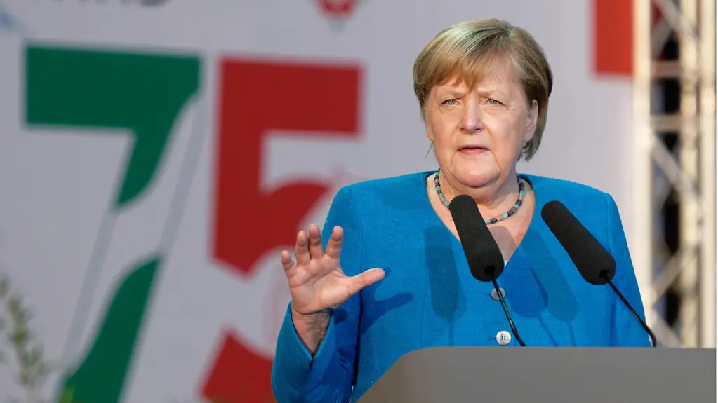 Das Bild zeigt Kanzlerin Merkel am Rednerpult.