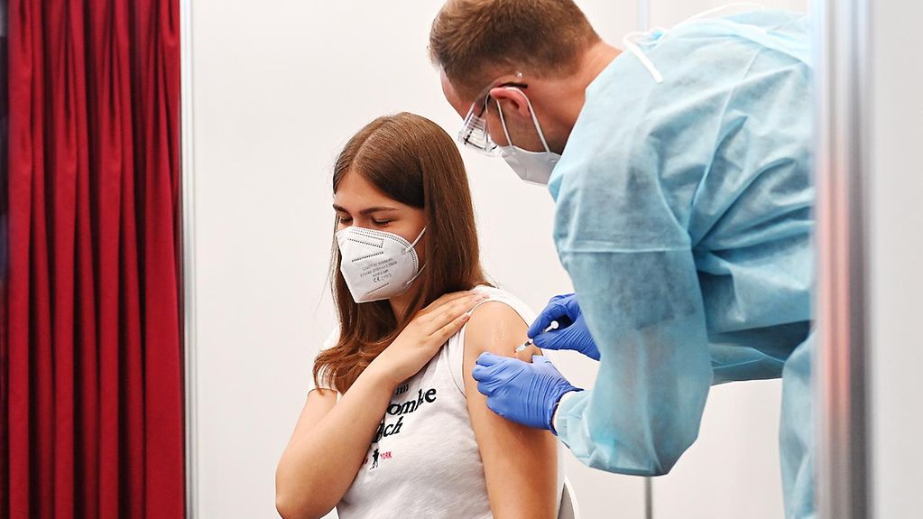 Foto zeigt eine Jugendliche beim Impfen gegen Corona