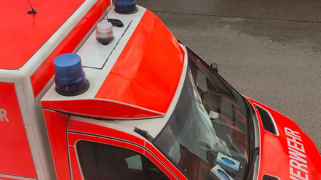 Rettungswagen mit Hali-Modul zwischen den Blaulichtern