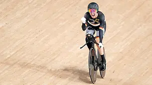 Bahnrad-Sportlerin Denise Schindler jubelt auf ihrem Rad über ihre Bronze-Medaille.