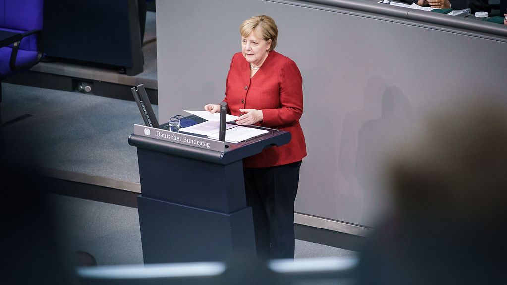 Bundeskanzlerin Merkel am Rednerpult im Plenarsaal des Bundestages.