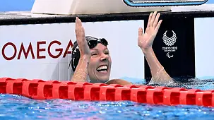Verena Schott freut sich im Wasser über die Bronzemadaille.