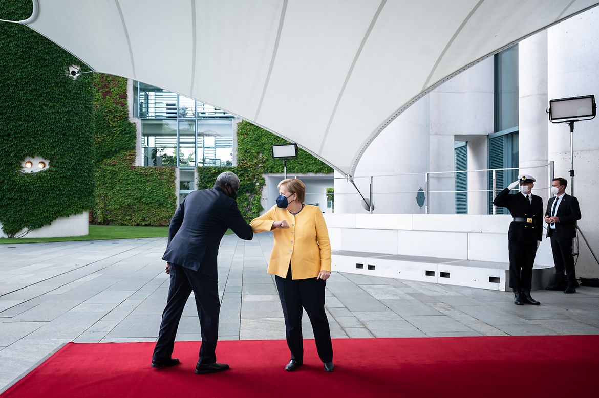 Bundeskanzlerin Angela Merkel begrüßt Moussa Faki Mahamat, Vorsitzender der Kommission der Afrikanischen Union, zur Konferenz zum "G20 Compact with Africa".