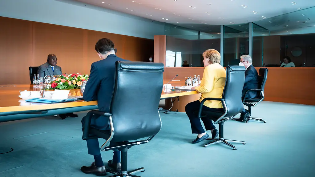 Bundeskanzlerin Angela Merkel im Gespräch mit dem Vorsittzenden der Afrikanischen Union, Felix Tshisekedi, anlässlich der Konferenz zum "G20 Compact with Africa".