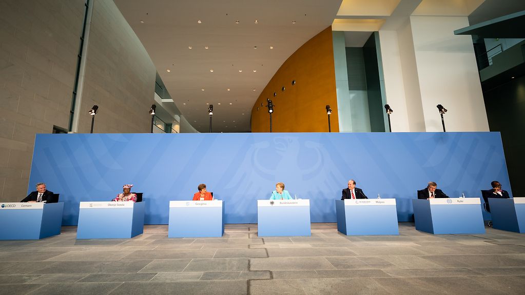 Federal Chancellor Merkel with representatives of international economic organisations