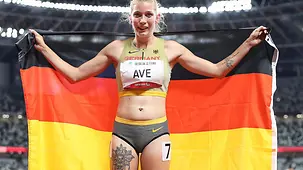 Lindy Ave feiert mit der Deutschlandfahne.