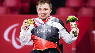 Valentin Baus freut sich über seine Goldmedaille.