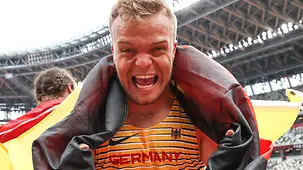 Niko Kappel freut sich mit der Deutschlandfahne.