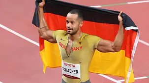 Leon Schäfer feiert mit der deutschen Fahne.