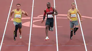 Felix Streng und Johannes Floor mit Konkurrent Guity beim Zieleinlauf.