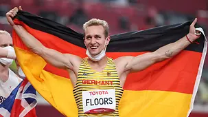 Johannes Floors jubelt mit deutscher Fahne über Bronze.