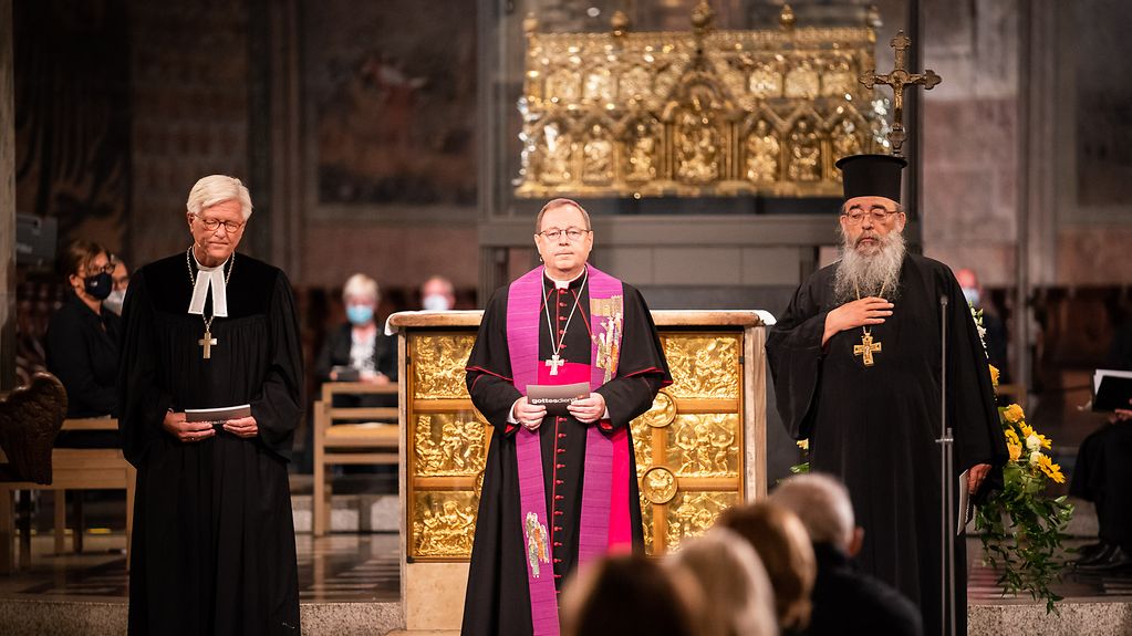 The picture shows Bishop Heinrich Bedford-Strohm, Bishop Georg Bätzing and Archpriest Radu Constantin Miron at the altar