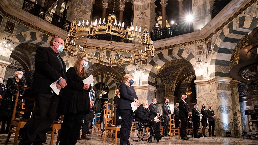 Sur la photo, l’intérieur de la cathédrale d’Aix-la-Chapelle pendant la prière célébrée en hommage aux victimes