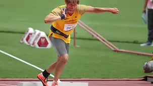 Sebastian Dietz stößt die Kugel.
