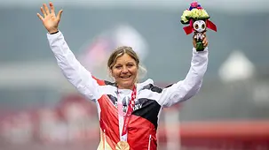 Kerstin Brachtendorf jubelt mit ihrer Bronzemedaille.