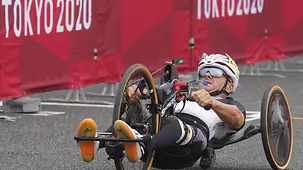 Vico Merklein auf seinem handbike.