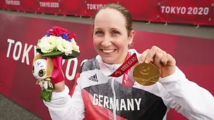 Annika Zeyen zeigt ihre Goldmedaille.