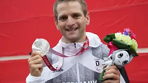 Steffen Warias freut sich über die Silbermedaille.