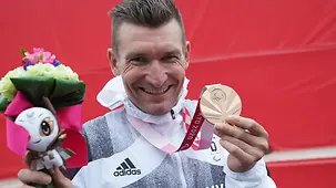 Matthias Schindler zeigt seine Bronzemedaille.
