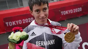 Jana Majunke mit ihrer Goldmedaille.