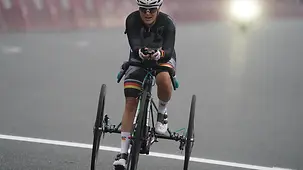 Angelika Dreock-Kaeser überfährt auf ihrem Dreirad die Ziellinie.