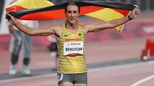 Irmgard Bensusan feiert mit der deutschen Fahne.