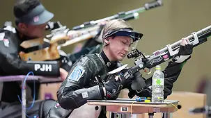 Natascha Hiltrop an ihrem Luftgewehr.