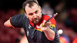 Thomas Rau mit Kelle und Ball-