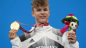 Taliso Engel jubelt mit seiner Goldmedaille.