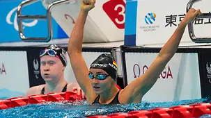 Elena Krawzow jubelt nach dem Anschlag im Becken.