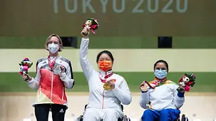 Natascha Hitrop mit ihrer Silbermedaille bei der Siegerehrung.