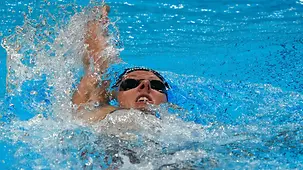 Verena Schott beim Rückenschwimmen im Becken.