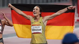Irmgard Bensusan freut sich im Stadion mit der deutschen Fahne.