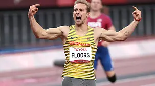 Johannes Floors jubelt über Gold im Zieleinlauf.