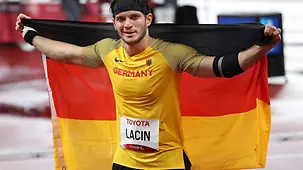 Ali Lacin freut sich mit der deutschen Fahne über Bronze.