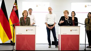 Bundeskanzlerin Angela Merkel im Gespräch mit Bürgern der vom Hochwasser betroffene Gemeinde.