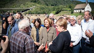 Bundeskanzlerin Angela Merkel im Gespräch mit Bürgern der vom Hochwasser betroffene Gemeinde.
