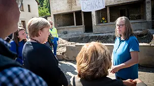 Bundeskanzlerin Angela Merkel im Gespräch mit Bürgern der vom Hochwasser betroffene Gemeinde.
