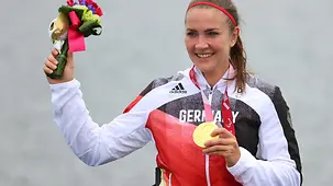 Edina Müller freut sich mit ihrer Goldmedaille