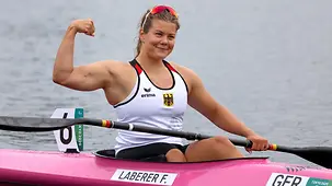 Felicia Laberer zeigt Muskeln nach dem Zieleinlauf in ihrem Kajak.
