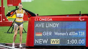 Lindy Ave an der Tafel, die ihren Weltrekord anzeigt.