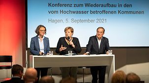 Bundeskanzlerin Angela Merkel spricht während eines Besuchs in Hagen bei einer HOchwasserkonferenz.. 