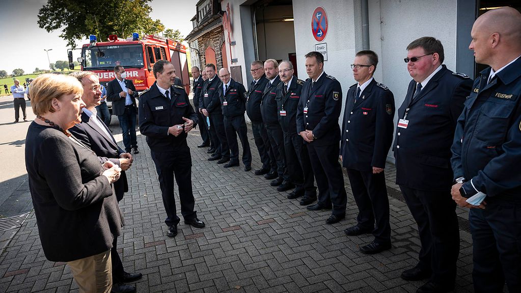 Lors de son déplacement à Schalksmühle, la chancelière fédérale Angela Merkel rencontre des sapeurs-pompiers.
