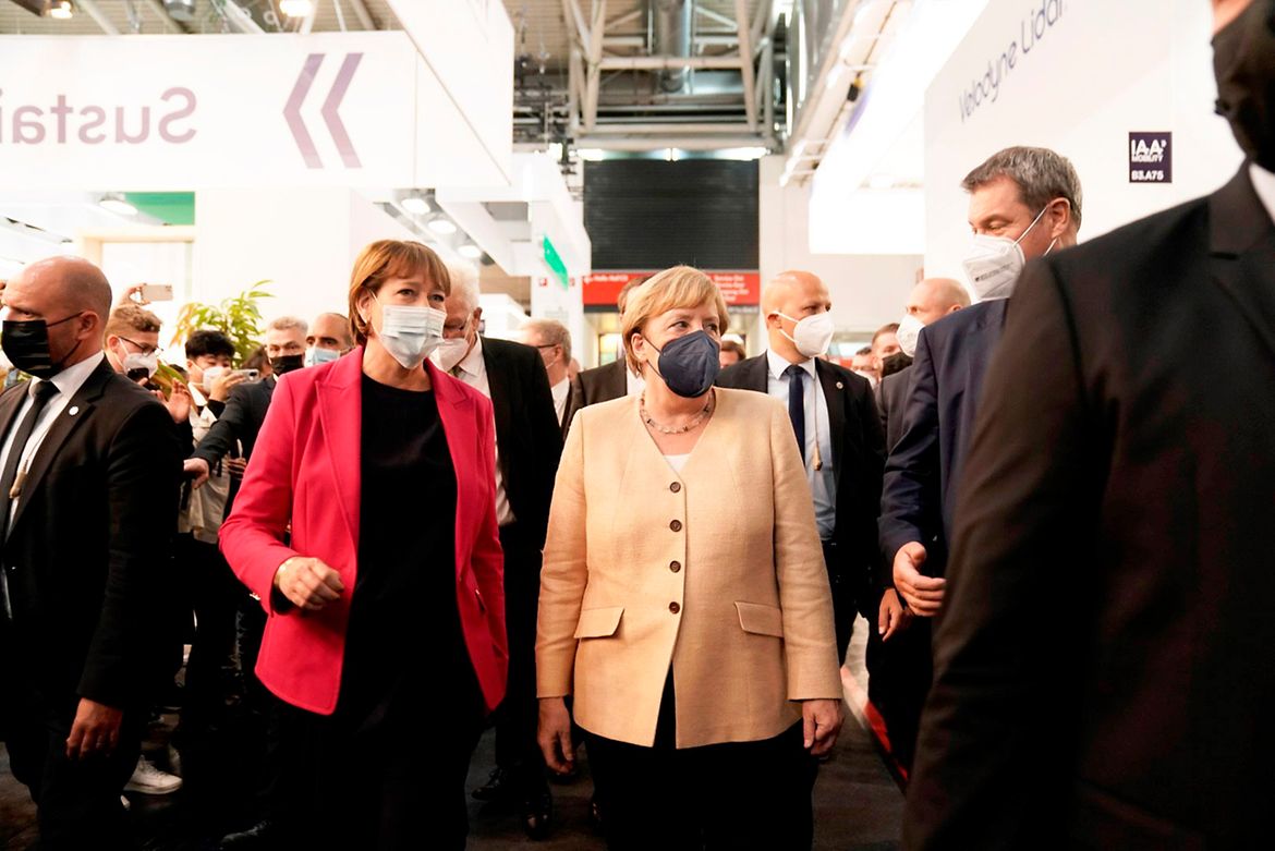 Bundeskanzlerin Angela Merkel beim Rundgang der 70. Internationalen Automobilausstellung, IAA Mobility.