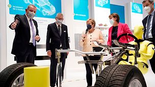 Bundeskanzlerin Angela Merkel an einem Stand beim Rundgang der 70. Internationalen Automobilausstellung, IAA Mobility.