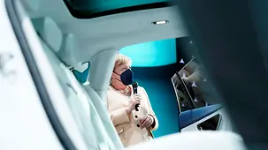 Bundeskanzlerin Angela Merkel an einem Stand beim Rundgang der 70. Internationalen Automobilausstellung, IAA Mobility.