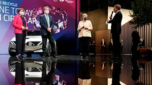 Bundeskanzlerin Angela Merkel an einem Stand beim Rundgang der 70. Internationalen Automobilausstellung, IAA Mobility.